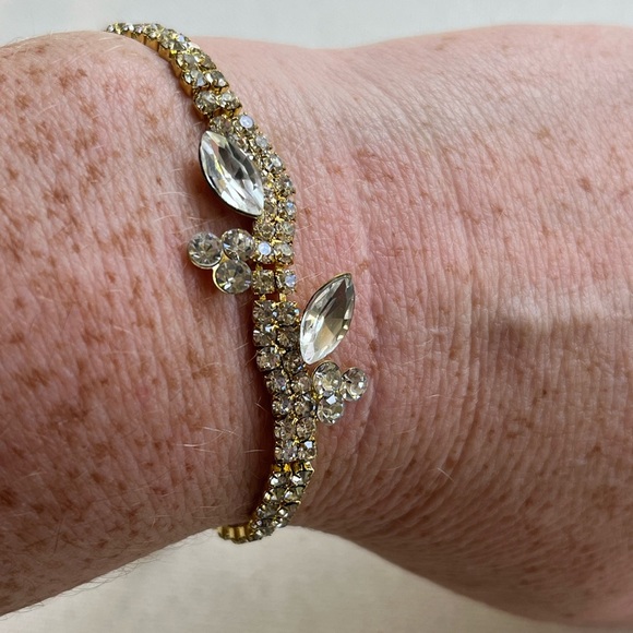 Elegant Gold Bracelet with Crystal Accents - Picture 1 of 3